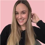 Journaliste donne des cours de français à ceux qui souhaitent se familiariser avec la langue française.